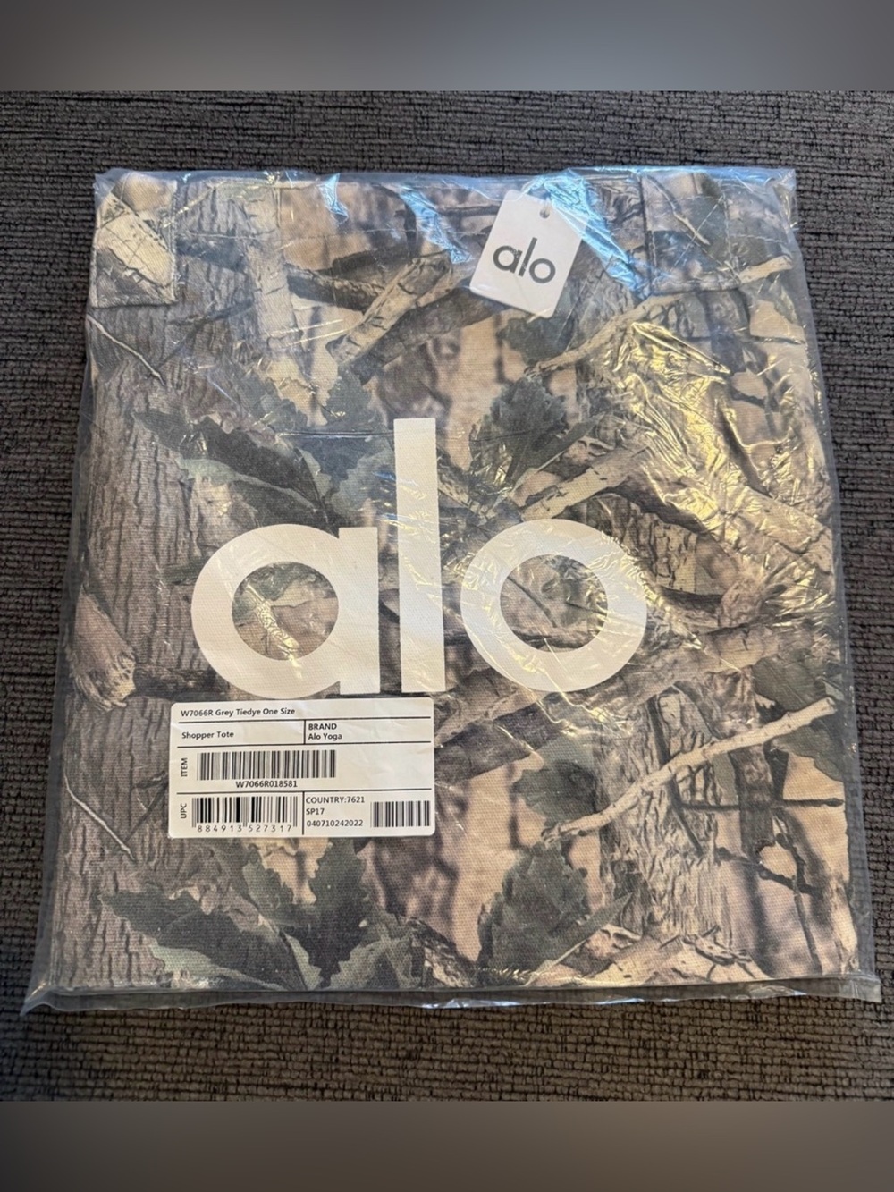 ALO Yoga✨🩶🤍 Grey Camouflage Logo Tee